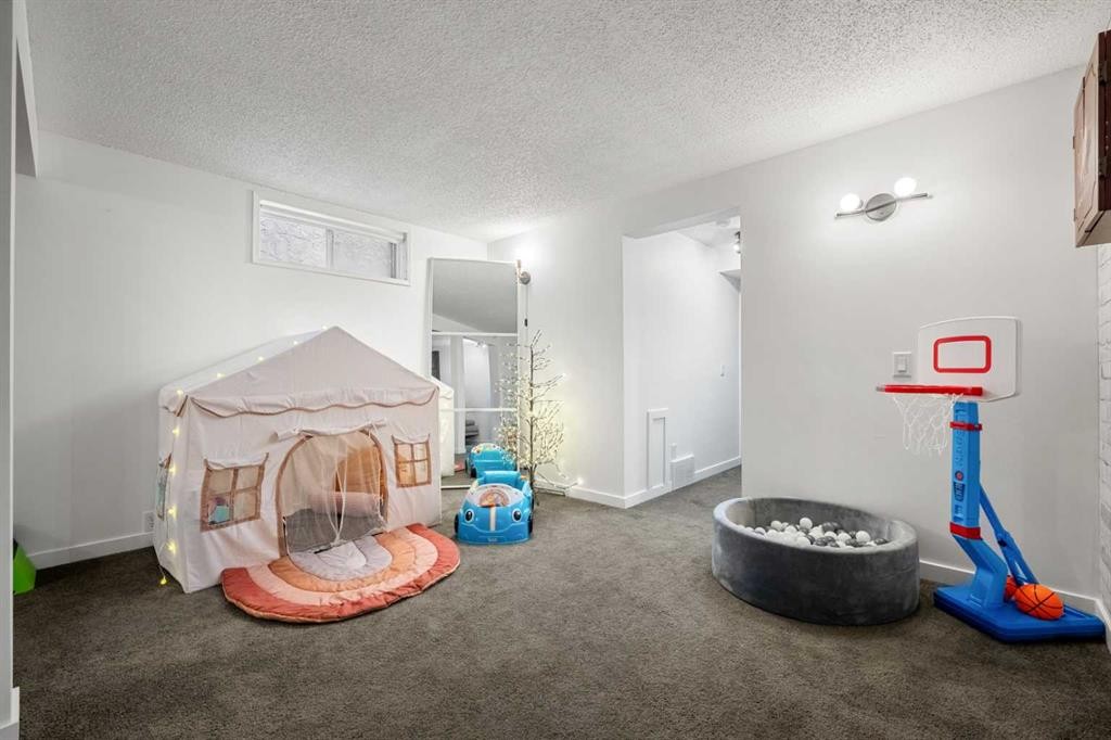 55 Coach Gate Way Sw, Calgary, AB - Indoor