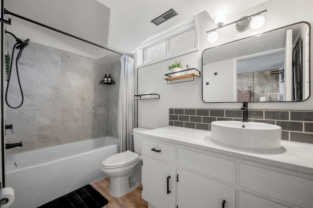 55 Coach Gate Way Sw, Calgary, AB - Indoor Photo Showing Bathroom