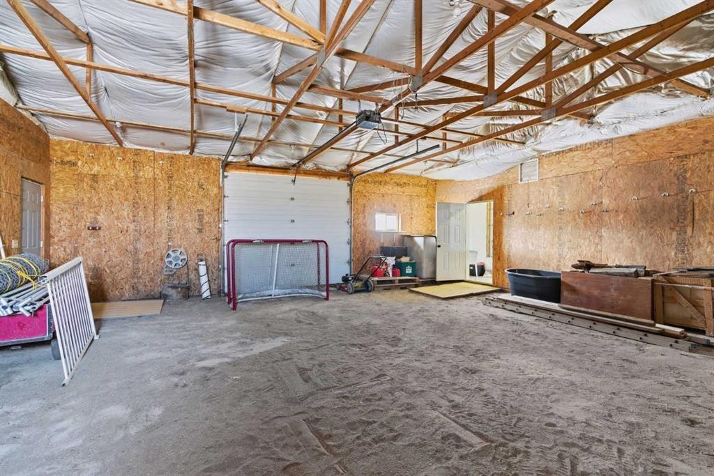 232003 Range Road 242, Namaka, AB - Photo Showing Garage