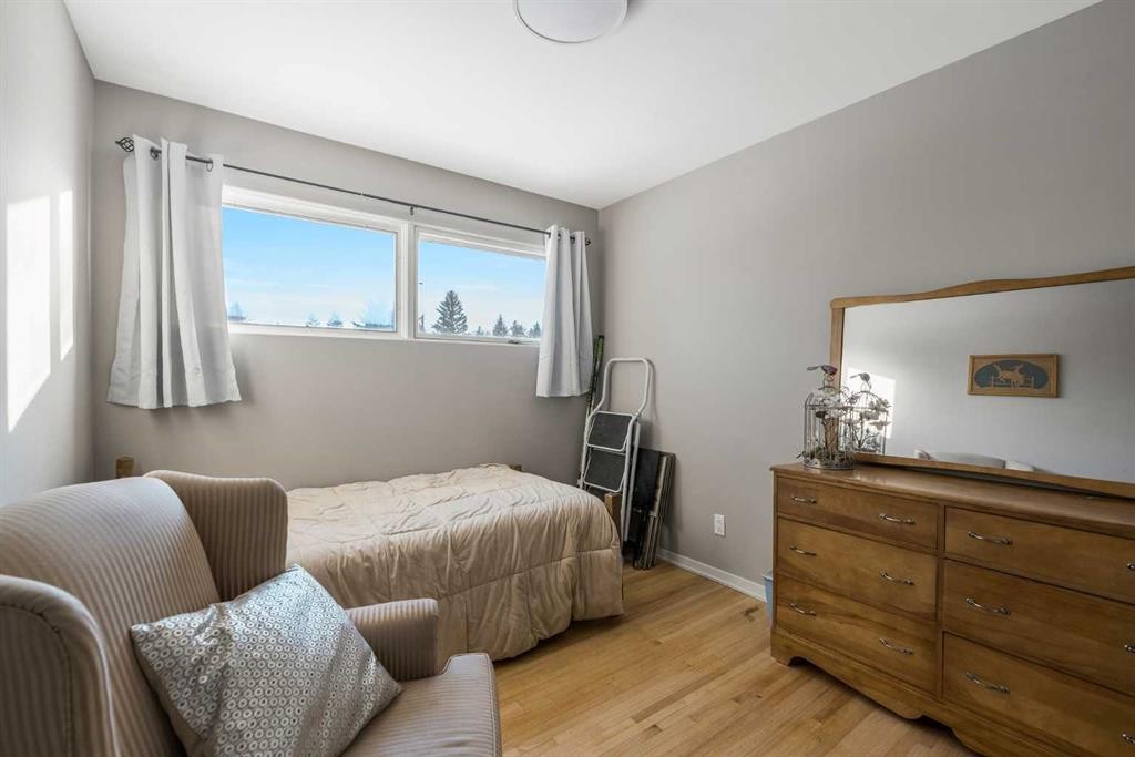 126 Springwood Drive Sw, Calgary, AB - Indoor Photo Showing Bedroom