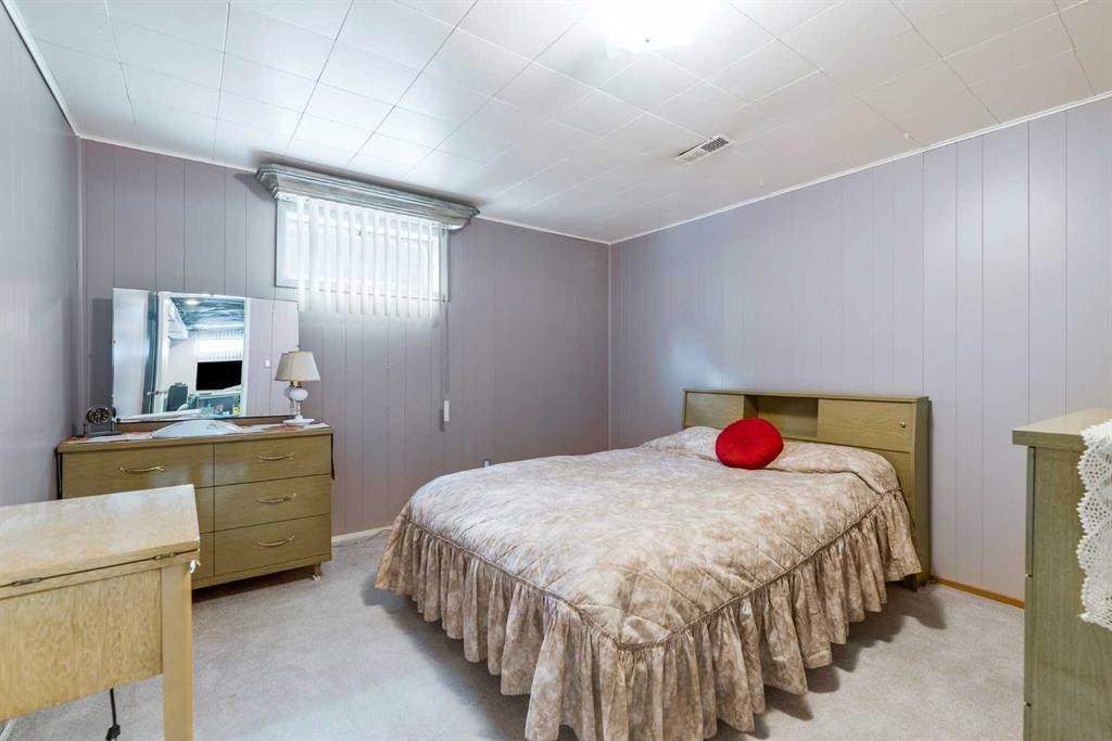 126 Springwood Drive Sw, Calgary, AB - Indoor Photo Showing Bedroom