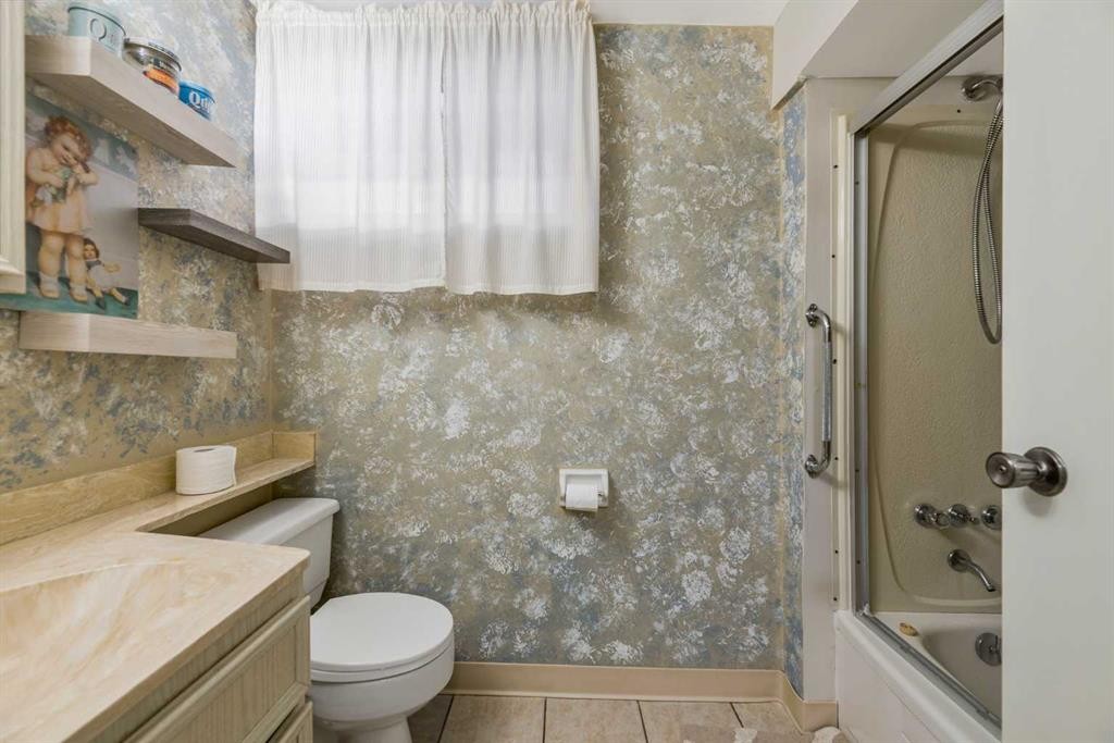 126 Springwood Drive Sw, Calgary, AB - Indoor Photo Showing Bathroom