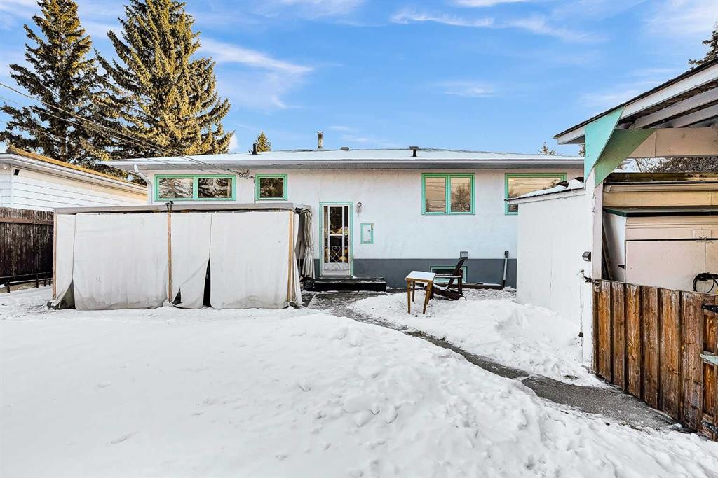 126 Springwood Drive Sw, Calgary, AB - Outdoor