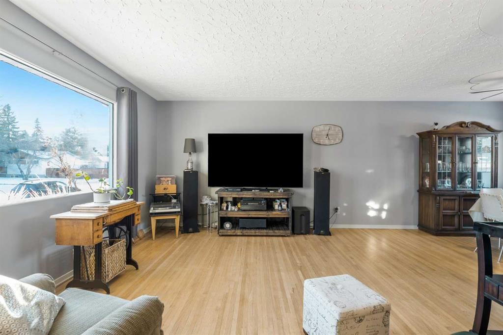 126 Springwood Drive Sw, Calgary, AB - Indoor Photo Showing Living Room