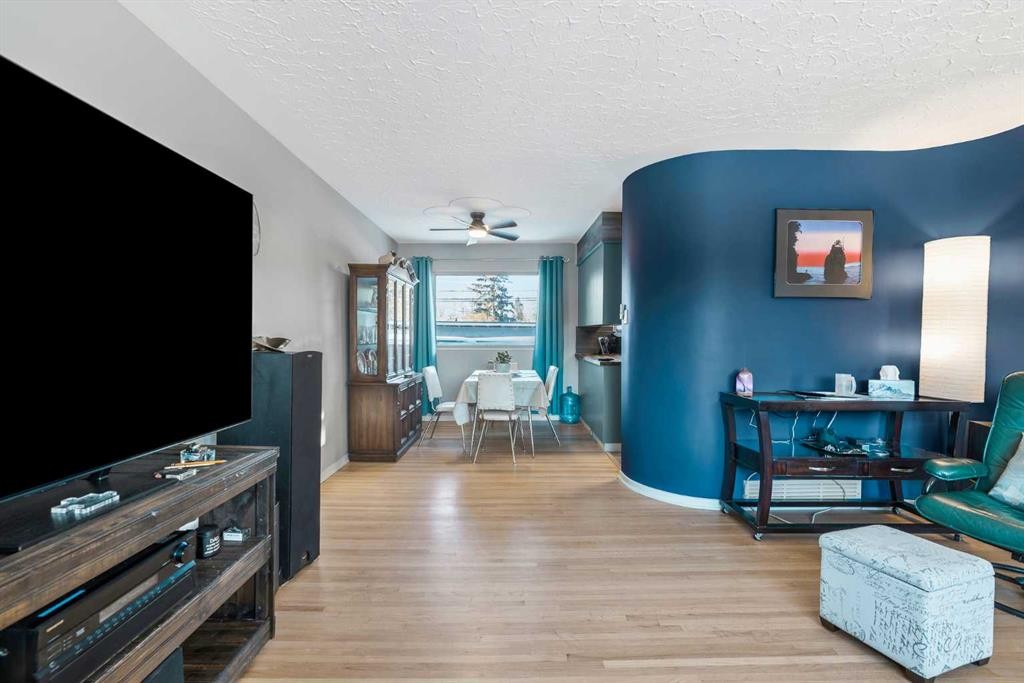 126 Springwood Drive Sw, Calgary, AB - Indoor Photo Showing Living Room