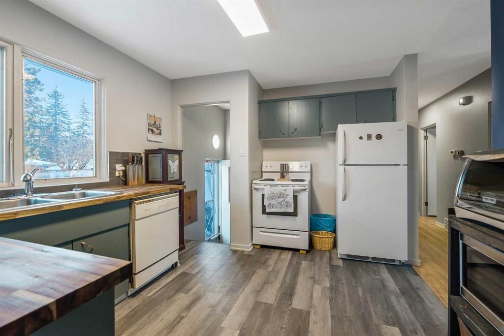 126 Springwood Drive Sw, Calgary, AB - Indoor Photo Showing Kitchen With Double Sink
