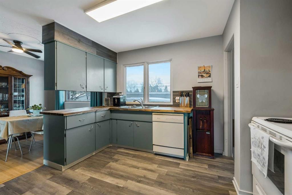 126 Springwood Drive Sw, Calgary, AB - Indoor Photo Showing Kitchen With Double Sink