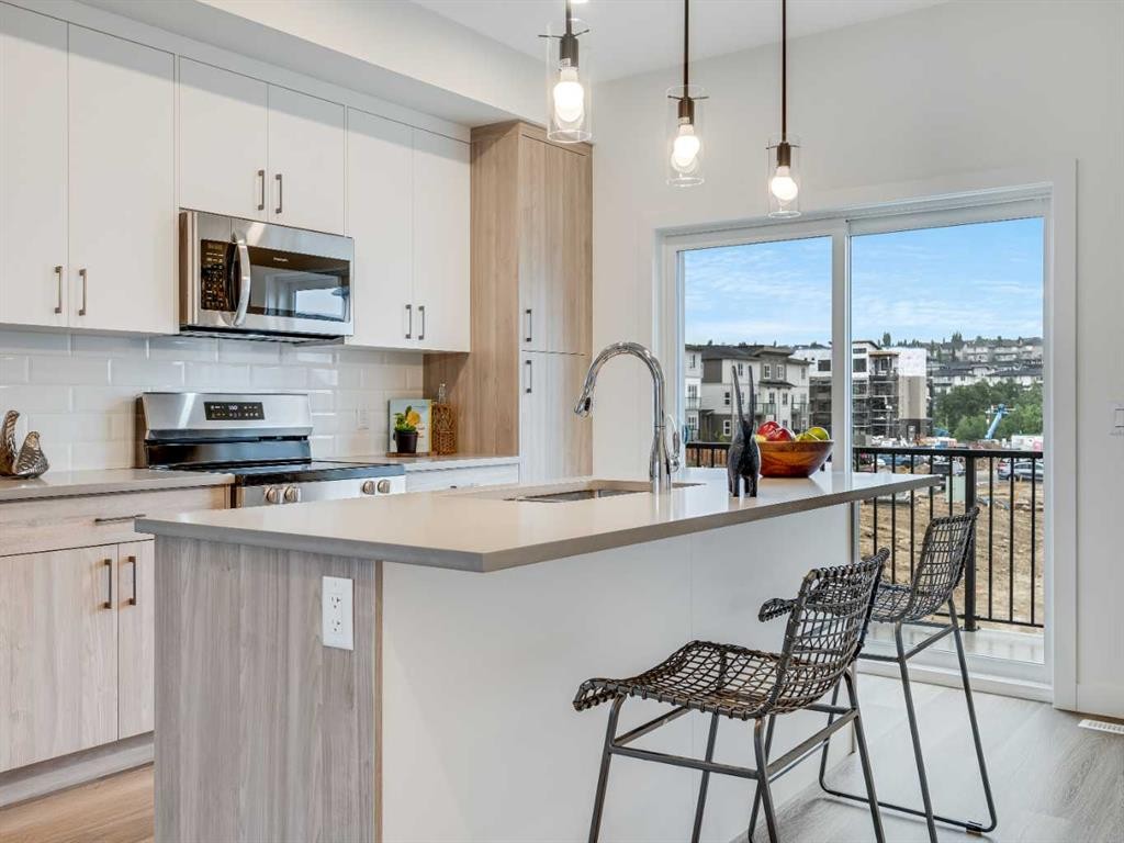 2221 81St Street Sw, Calgary, AB - Indoor Photo Showing Other Room