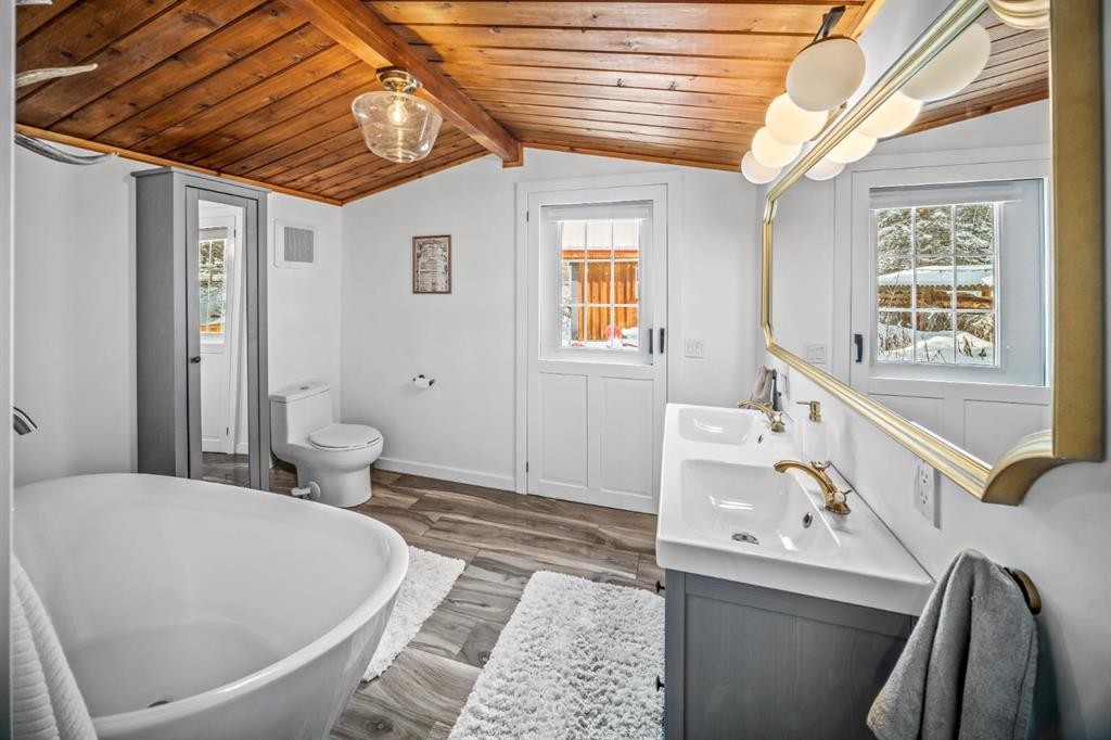 126 Elk Street, Harvie Heights, AB - Indoor Photo Showing Bathroom