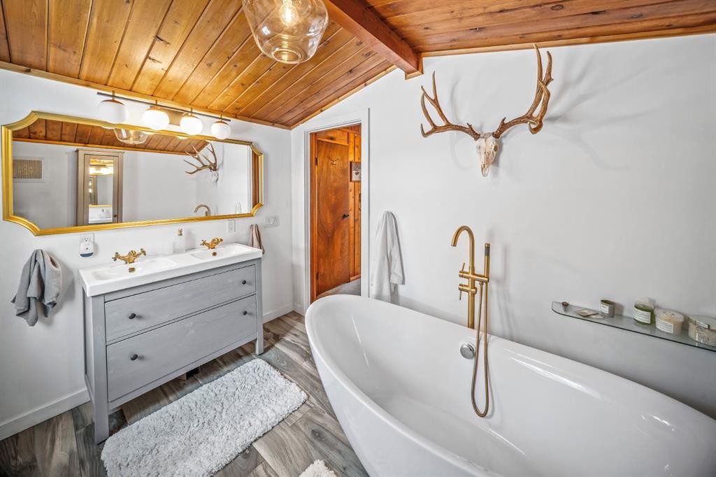 126 Elk Street, Harvie Heights, AB - Indoor Photo Showing Bathroom