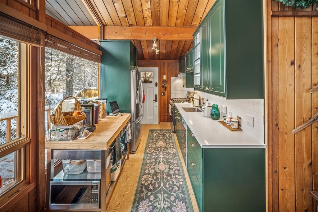 126 Elk Street, Harvie Heights, AB - Indoor Photo Showing Other Room