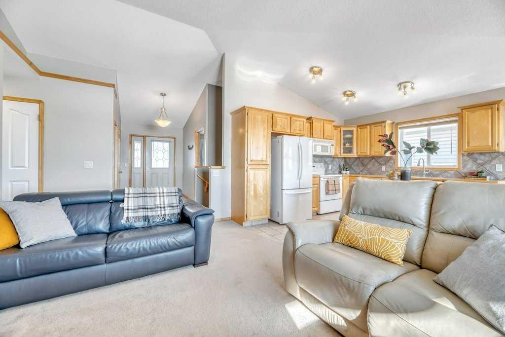 133 Parklane Drive, Strathmore, AB - Indoor Photo Showing Living Room