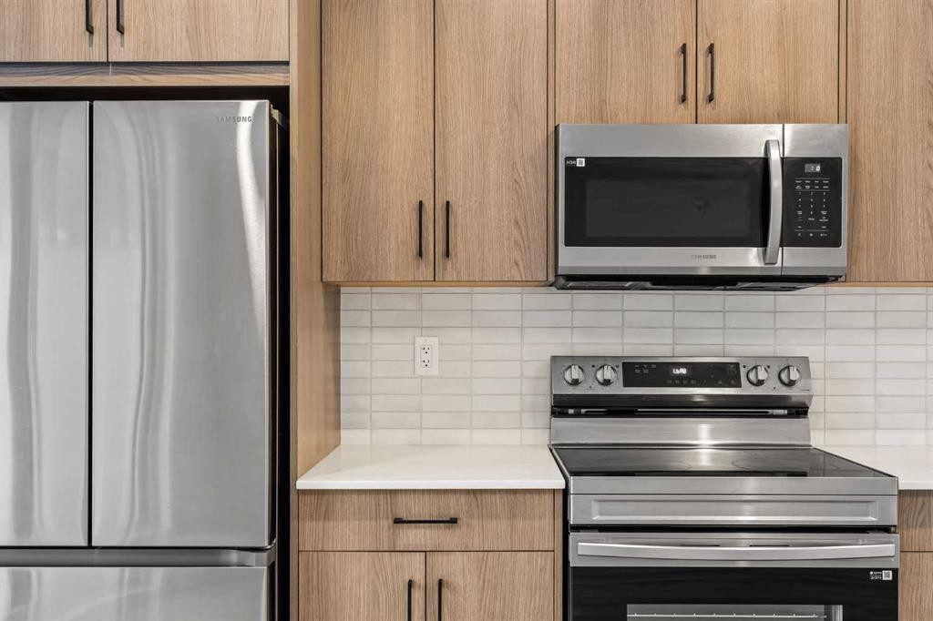 402-50 Sage Hill Nw, Calgary, AB - Indoor Photo Showing Kitchen With Stainless Steel Kitchen With Upgraded Kitchen