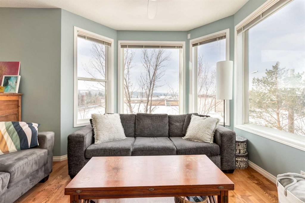 310-2134 Kensington Road Nw, Calgary, AB - Indoor Photo Showing Living Room