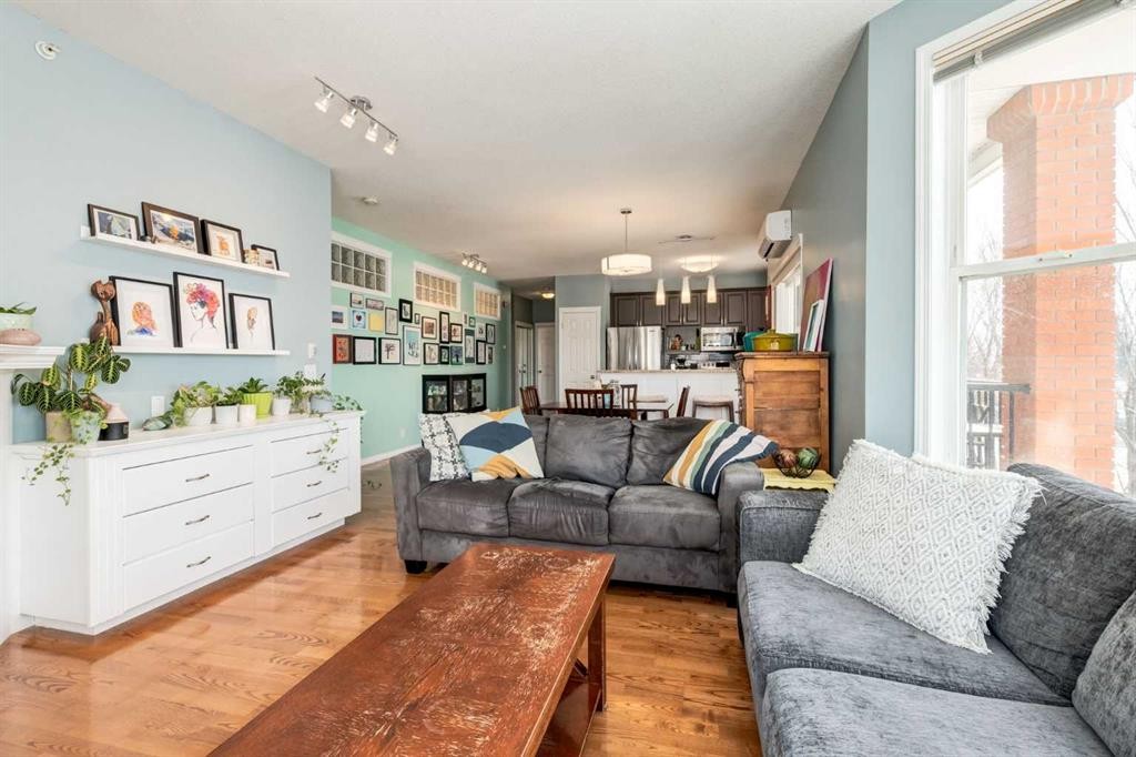 310-2134 Kensington Road Nw, Calgary, AB - Indoor Photo Showing Living Room
