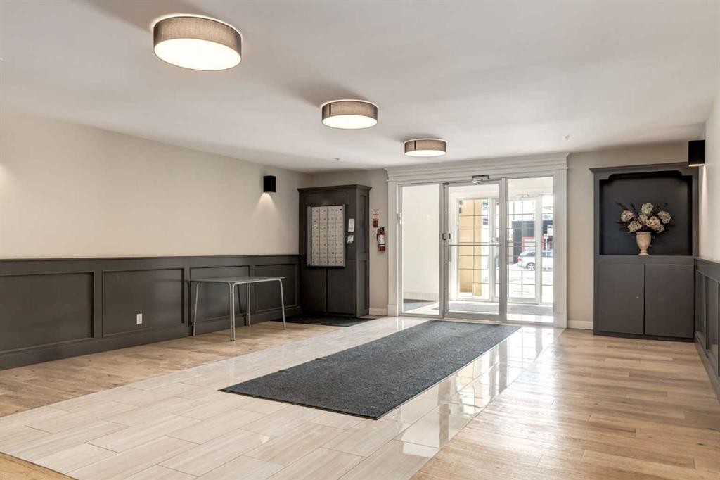 310-2134 Kensington Road Nw, Calgary, AB - Indoor Photo Showing Other Room