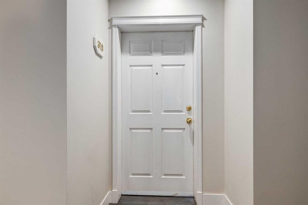 310-2134 Kensington Road Nw, Calgary, AB - Indoor Photo Showing Other Room