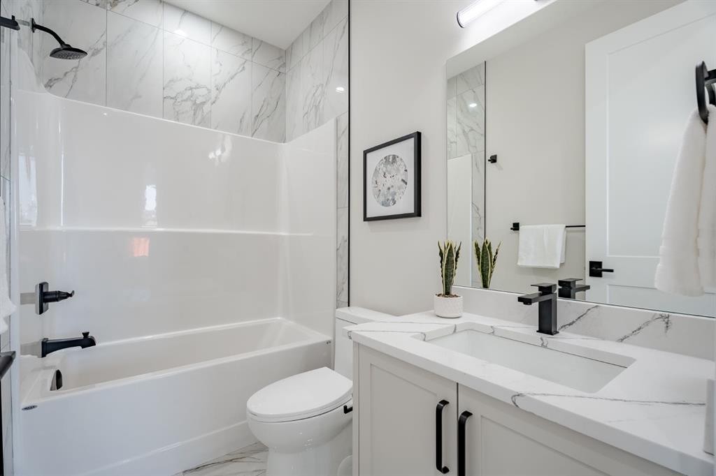 2057 Waterbury Road, Chestermere, AB - Indoor Photo Showing Bathroom
