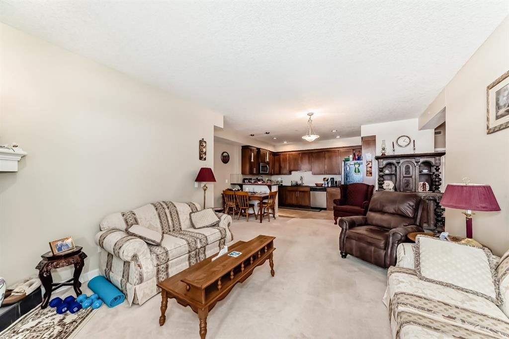 107-1005A Westmount Drive, Strathmore, AB - Indoor Photo Showing Living Room