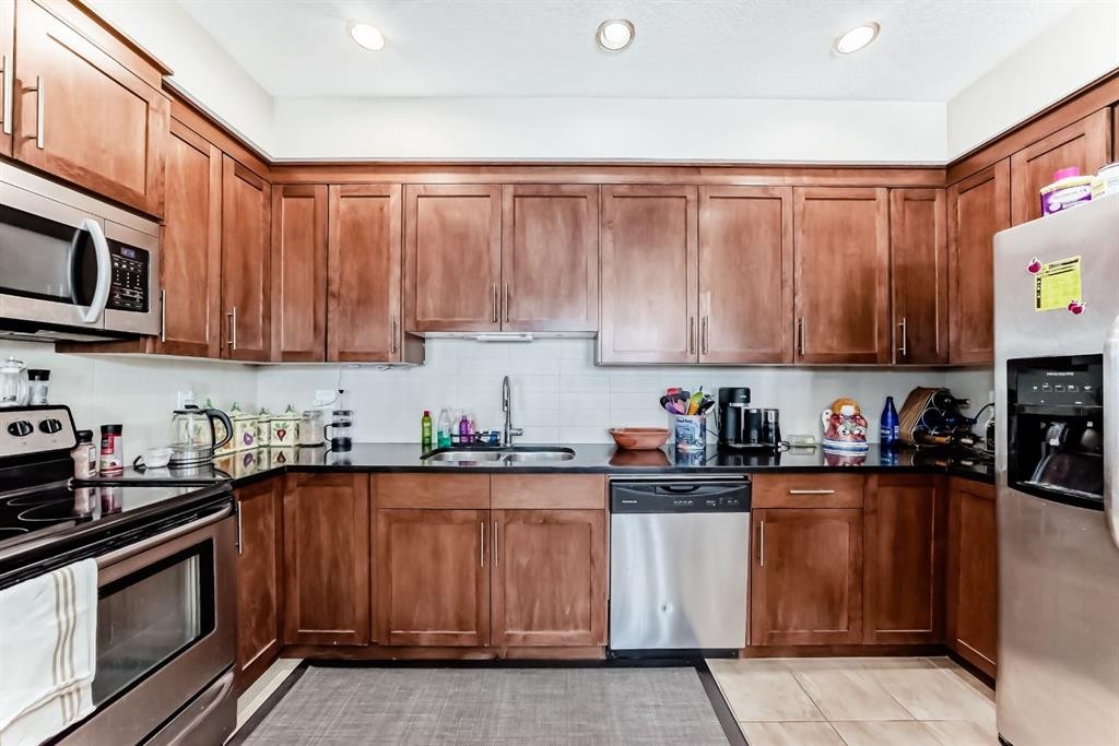 107-1005A Westmount Drive, Strathmore, AB - Indoor Photo Showing Kitchen With Double Sink