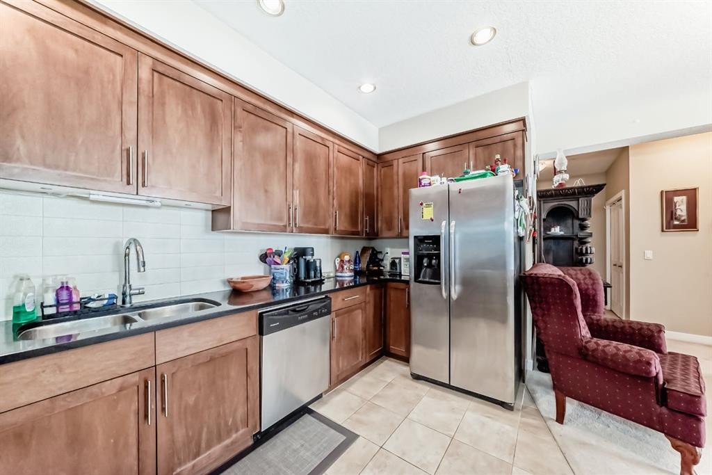 107-1005A Westmount Drive, Strathmore, AB - Indoor Photo Showing Kitchen With Double Sink