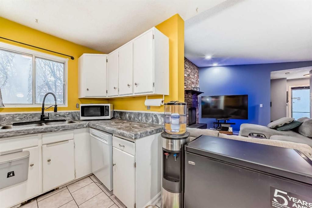 644 Spring Haven Court Se, Airdrie, AB - Indoor Photo Showing Kitchen