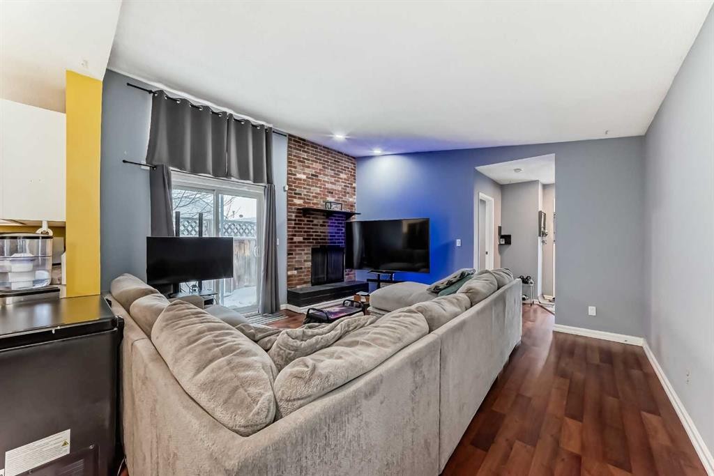 644 Spring Haven Court Se, Airdrie, AB - Indoor Photo Showing Living Room