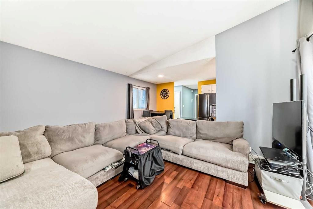 644 Spring Haven Court Se, Airdrie, AB - Indoor Photo Showing Living Room