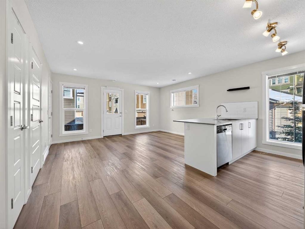 302 Cranbrook Square Se, Calgary, AB