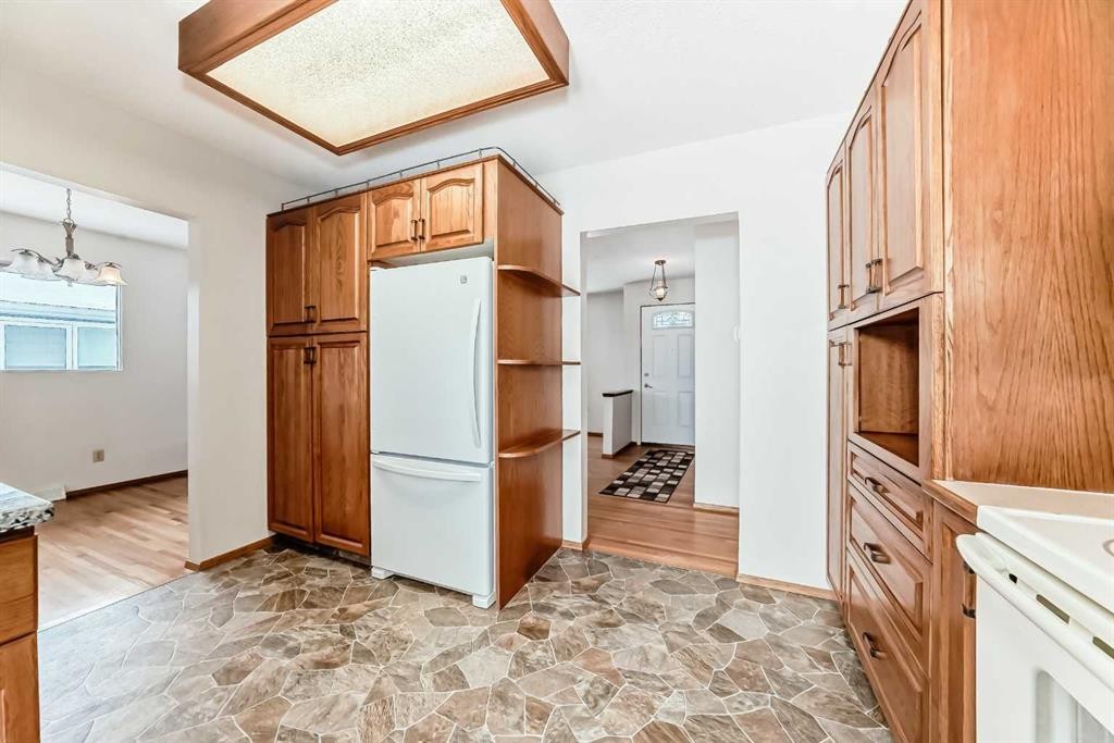 3408 Boulton Road Nw, Calgary, AB - Indoor Photo Showing Kitchen