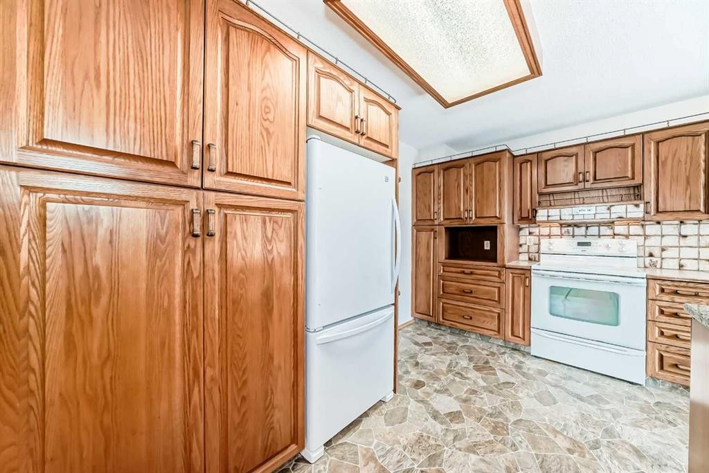 3408 Boulton Road Nw, Calgary, AB - Indoor Photo Showing Kitchen