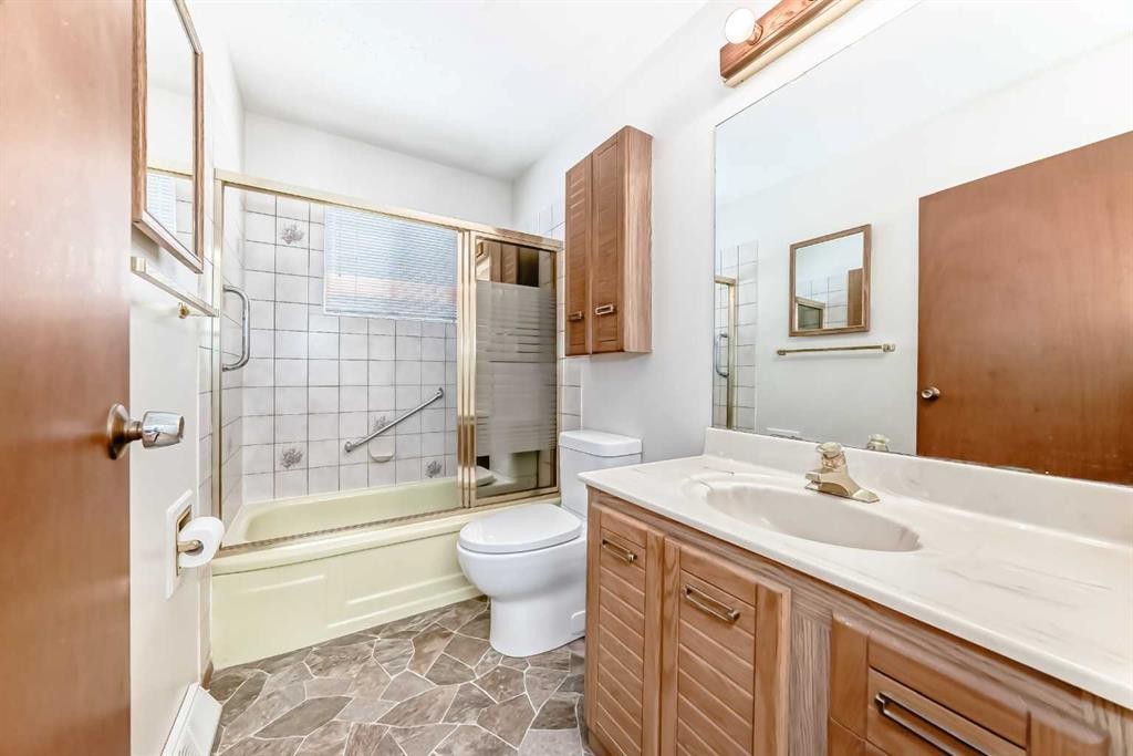 3408 Boulton Road Nw, Calgary, AB - Indoor Photo Showing Bathroom