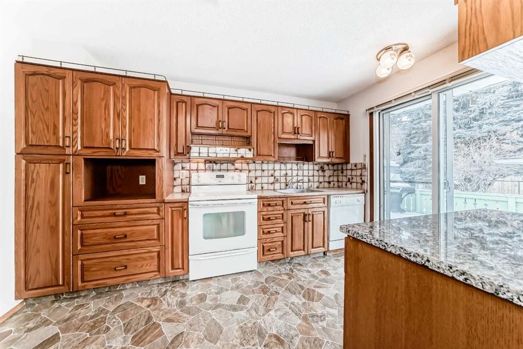 3408 Boulton Road Nw, Calgary, AB - Indoor Photo Showing Kitchen