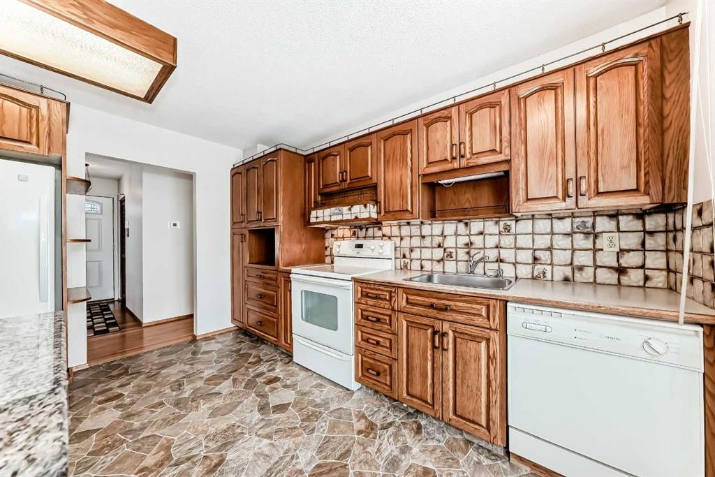 3408 Boulton Road Nw, Calgary, AB - Indoor Photo Showing Kitchen