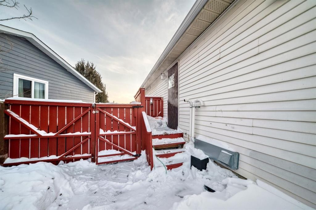 131 Huntstrom Drive Ne, Calgary, AB - Outdoor With Exterior