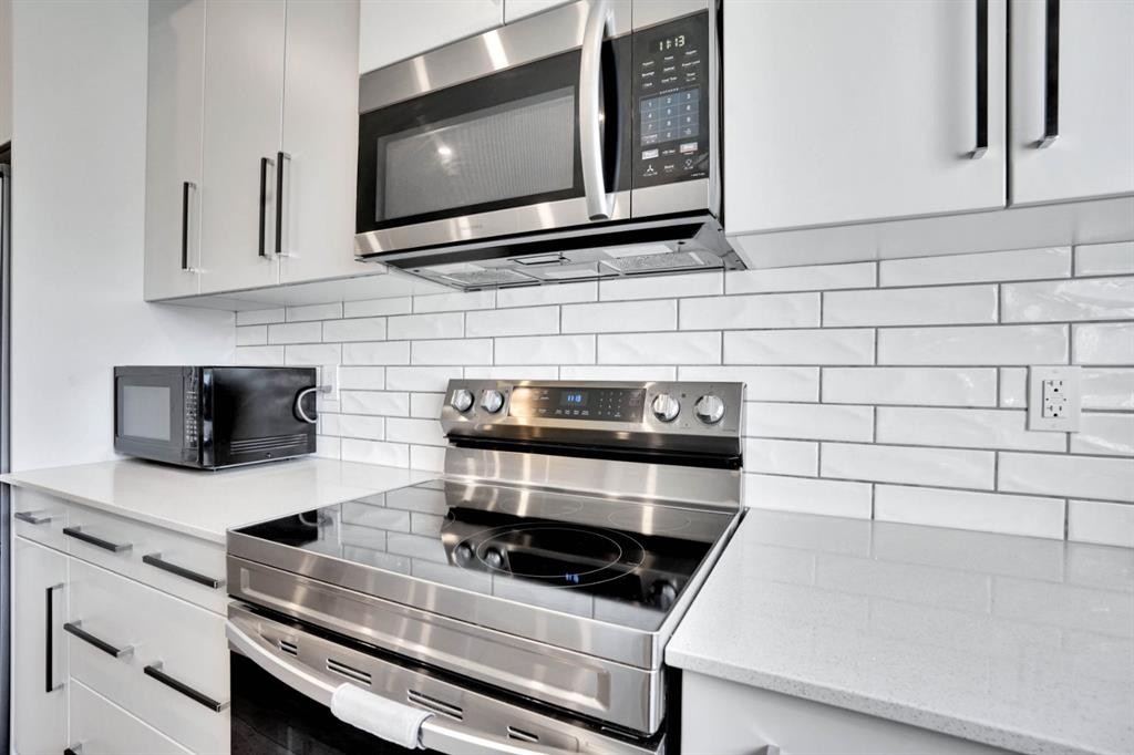 47 Lake Street, Rural Red Deer County, AB - Indoor Photo Showing Kitchen With Upgraded Kitchen