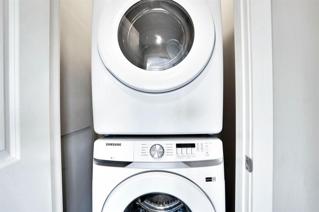 47 Lake Street, Rural Red Deer County, AB - Indoor Photo Showing Laundry Room