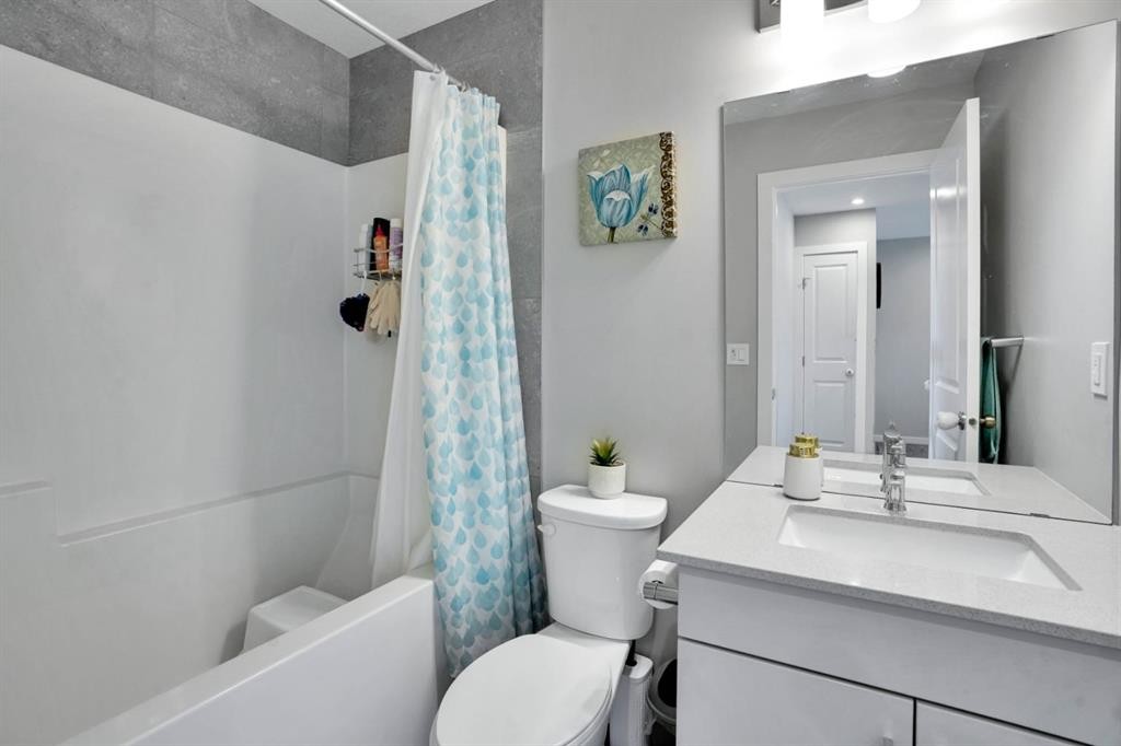 47 Lake Street, Rural Red Deer County, AB - Indoor Photo Showing Bathroom