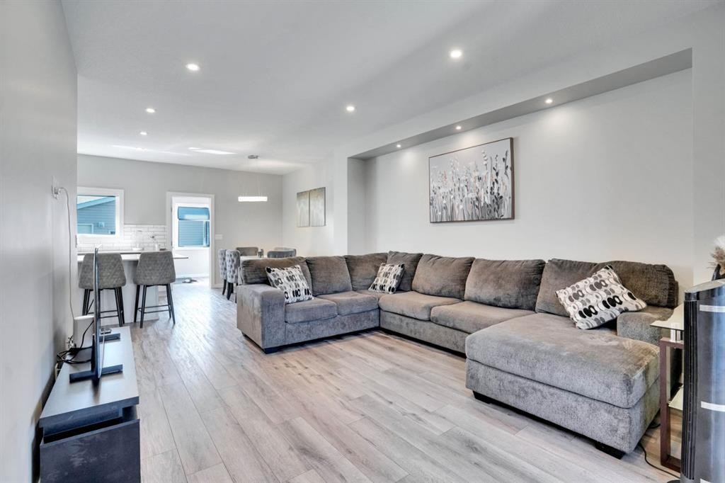 47 Lake Street, Rural Red Deer County, AB - Indoor Photo Showing Living Room