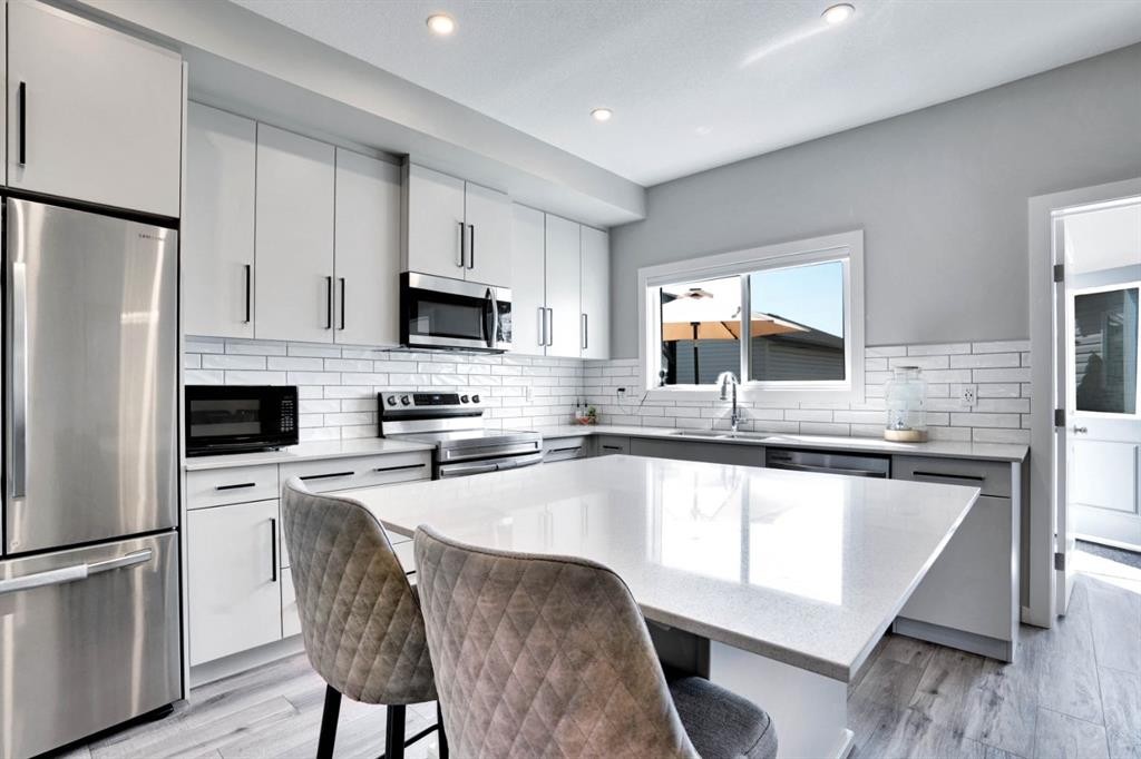 47 Lake Street, Rural Red Deer County, AB - Indoor Photo Showing Kitchen With Upgraded Kitchen