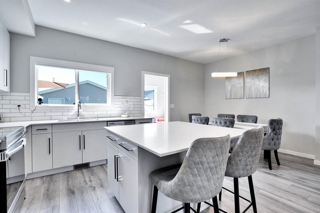 47 Lake Street, Rural Red Deer County, AB - Indoor Photo Showing Kitchen With Upgraded Kitchen