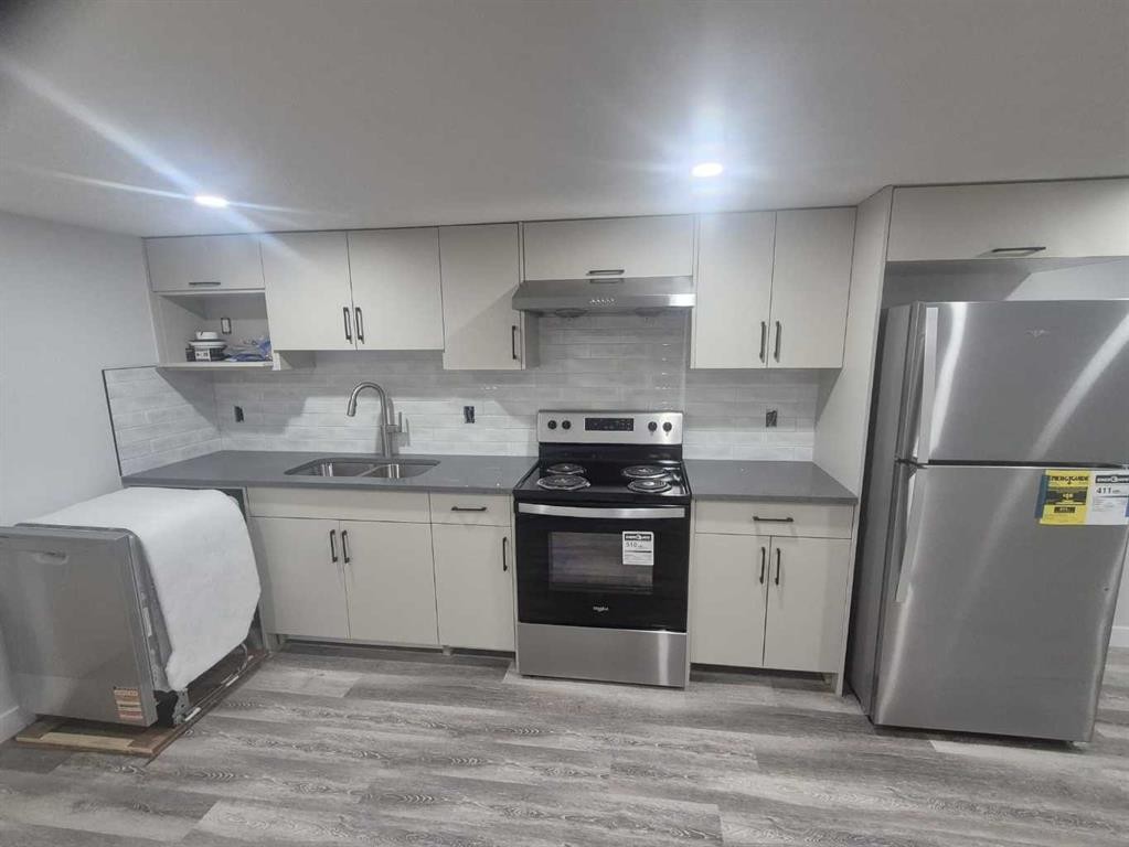 47 Lake Street, Rural Red Deer County, AB - Indoor Photo Showing Kitchen With Double Sink