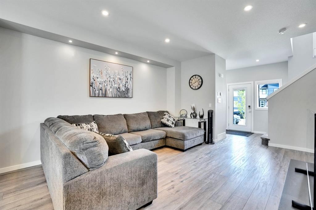 47 Lake Street, Rural Red Deer County, AB - Indoor Photo Showing Living Room