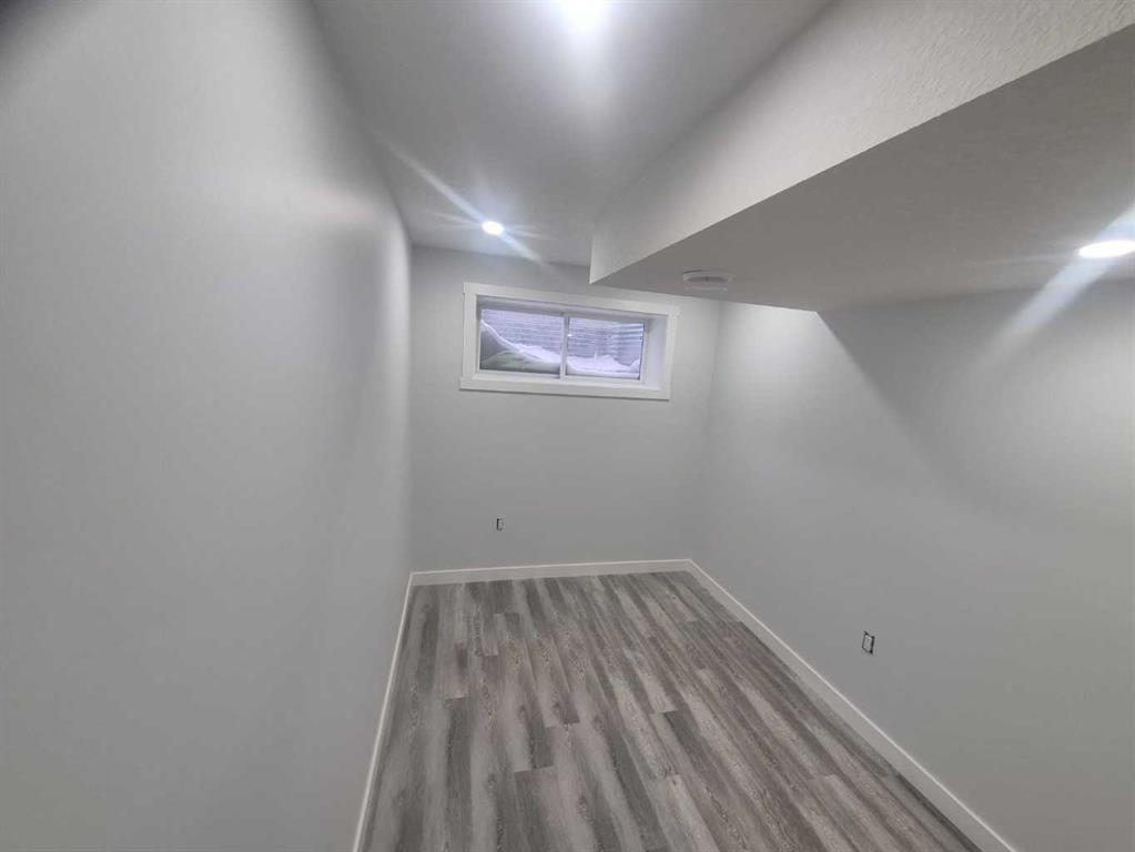 47 Lake Street, Rural Red Deer County, AB - Indoor Photo Showing Other Room