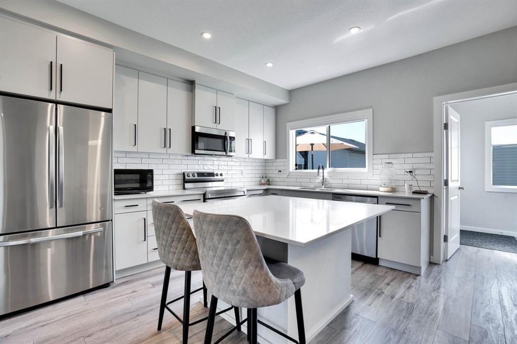 47 Lake Street, Rural Red Deer County, AB - Indoor Photo Showing Kitchen With Upgraded Kitchen