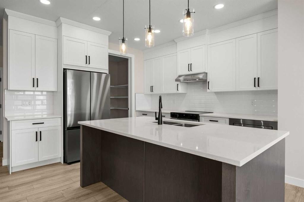 462 Kinniburgh Loop, Chestermere, AB - Indoor Photo Showing Kitchen With Upgraded Kitchen