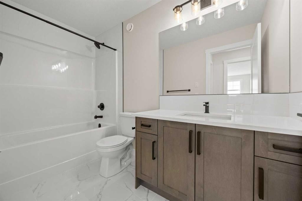 462 Kinniburgh Loop, Chestermere, AB - Indoor Photo Showing Bathroom