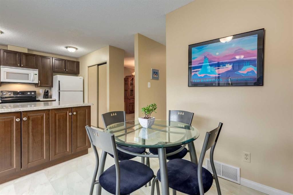 59-10030 Oakmoor Way Sw, Calgary, AB - Indoor Photo Showing Dining Room