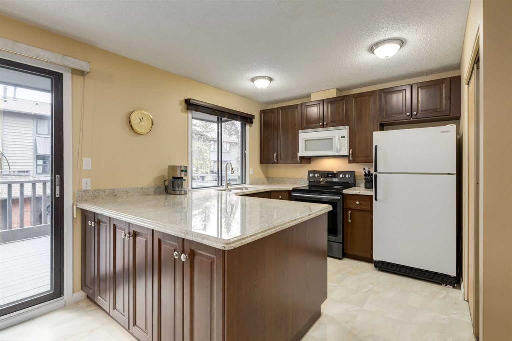 59-10030 Oakmoor Way Sw, Calgary, AB - Indoor Photo Showing Kitchen