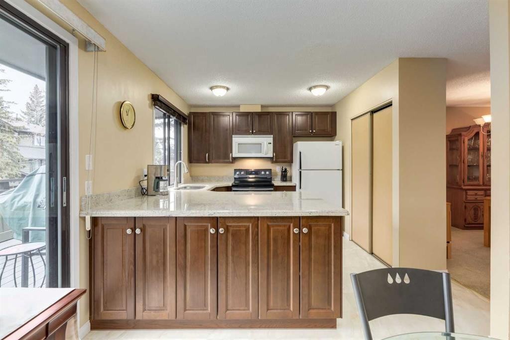 59-10030 Oakmoor Way Sw, Calgary, AB - Indoor Photo Showing Kitchen